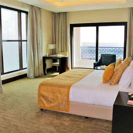 Al Bahar Hotel&Resort Fudschaira Exterior foto A bedroom at the hotel