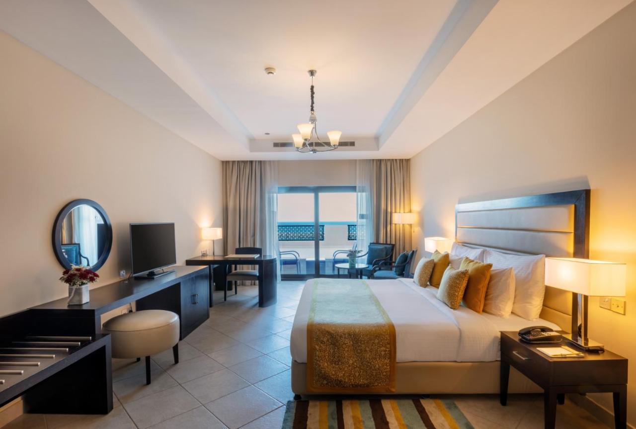 Al Bahar Hotel&Resort Fudschaira Exterior foto A bedroom at the hotel
