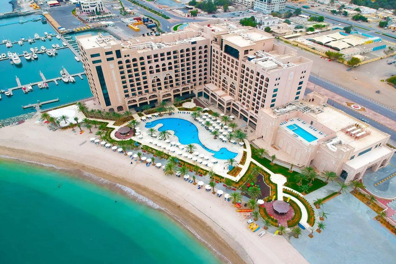 Al Bahar Hotel&Resort Fudschaira Exterior foto Aerial view of the hotel